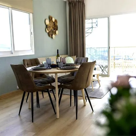 Green Oasis Penthouse Apartment *