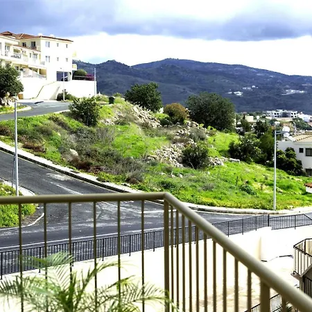 Green Oasis Penthouse Apartment *